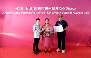 ผลงาน Innovative triple-action anti-aging facial scrub, mask and serum incorperating Golden flower extract beads prepared by synergistics Niosomes and Fluid-Bed coating technology ได้รับรางวัล Gold Medal และ NRCT Special Award