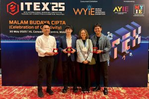 นักวิจัยรับเหรียญรางวัล