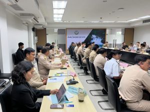 ในวันที่ 23 กุมภาพันธ์ 2569 สถาบันวิจัยและพัฒนา มทร.ธัญบุรี นำโดย ผศ.ดร.ภญ.เอมอร น้ำหอมจันทร์ รองผู้อำนวยการสถาบันวิจัยและพัฒนา เข้าร่วมการประชุมคณะกรรมการจังหวัดและหัวหน้าส่วนราชการประจำจังหวัดนครนายก ครั้งที่ 2/2569 ประจำเดือนกุมภาพันธ์ 2569 ณ ห้องประชุมนางรอง ชั้น 3 ศาลากลางจังหวัดนครนายก การประชุมครั้งนี้จัดขึ้นเพื่อเป็นเวทีในการติดตามความก้าวหน้า หารือแนวทางการดำเนินงานของหน่วยงานภาครัฐในพื้นที่ รวมถึงการบูรณาการความร่วมมือด้านการพัฒนากำลังคน การวิจัย และการพัฒนาศักยภาพเชิงพื้นที่ให้สอดคล้องกับบริบทและความต้องการของ จังหวัดนครนายก อย่างเป็นรูปธรรม อันจะนำไปสู่การยกระดับคุณภาพชีวิตและการพัฒนาจังหวัดอย่างยั่งยืนต่อไป การบูรณาการวิจัยสู่การพัฒนาจังหวัดนครนายกอย่างยั่งยืน (SDGs) การที่สถาบันวิจัยฯ เข้าไปมีส่วนร่วมในเวทีระดับนโยบายของจังหวัด ช่วยขับเคลื่อนยุทธศาสตร์ SDGs ในประเด็นหลัก ดังนี้: 1. SDG 17: ความร่วมมือเพื่อเป้าหมาย (Partnerships for the Goals) นี่คือหัวใจสำคัญของการเข้าร่วมประชุมในครั้งนี้: ความสัมพันธ์เพื่อรองรับเป้าหมาย (Metric 17.2): การบูรณาการความร่วมมือระหว่าง มหาวิทยาลัย (สถาบันการศึกษา) และ ส่วนราชการจังหวัด (ภาครัฐ) เป็นการสร้าง "พันธมิตรเชิงยุทธศาสตร์" (Indicator 17.2.3) เพื่อระดมทรัพยากร ทุนทางปัญญา และงบประมาณมาแก้ไขปัญหาในพื้นที่จังหวัดนครนายกอย่างตรงจุด การทำงานแบบพหุภาคี: มทร.ธัญบุรี ทำหน้าที่เป็นตัวกลางในการนำงานวิจัยและเทคโนโลยีมาสนับสนุนการดำเนินงานของหน่วยงานภาครัฐในพื้นที่ 2. SDG 4: การศึกษาที่มีคุณภาพ (Quality Education) มุ่งเน้นการพัฒนากำลังคน (Human Capital) ของจังหวัด: การพัฒนาทักษะวิชาชีพ (Metric 4.3): การหารือแนวทางการพัฒนากำลังคนร่วมกับหน่วยงานในจังหวัด เป็นการส่งเสริมการเรียนรู้ตลอดชีวิตและการฝึกอบรมทักษะที่สอดคล้องกับความต้องการของตลาดแรงงานในท้องถิ่น เพื่อให้ประชาชนในนครนายกมีโอกาสเข้าถึงงานที่ดีและมั่นคง 3. SDG 16: สันติภาพ ยุติธรรม และสถาบันที่เข้มแข็ง (Strong Institutions) สะท้อนถึงธรรมาภิบาลในการทำงานร่วมกัน: การทำงานเชิงรุกและความโปร่งใส (Metric 16.2): การร่วมประชุมเพื่อติดตามความก้าวหน้าและหารือแนวทางดำเนินงานอย่างต่อเนื่อง แสดงถึงระบบการบริหารจัดการที่มีธรรมาภิบาลและการมีส่วนร่วมจากทุกภาคส่วน (Participatory Management) ทำให้การพัฒนาจังหวัดเป็นไปอย่างมีประสิทธิภาพและตรวจสอบได้