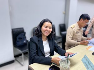 ในวันที่ 23 กุมภาพันธ์ 2569 สถาบันวิจัยและพัฒนา มทร.ธัญบุรี นำโดย ผศ.ดร.ภญ.เอมอร น้ำหอมจันทร์ รองผู้อำนวยการสถาบันวิจัยและพัฒนา เข้าร่วมการประชุมคณะกรรมการจังหวัดและหัวหน้าส่วนราชการประจำจังหวัดนครนายก ครั้งที่ 2/2569 ประจำเดือนกุมภาพันธ์ 2569 ณ ห้องประชุมนางรอง ชั้น 3 ศาลากลางจังหวัดนครนายก การประชุมครั้งนี้จัดขึ้นเพื่อเป็นเวทีในการติดตามความก้าวหน้า หารือแนวทางการดำเนินงานของหน่วยงานภาครัฐในพื้นที่ รวมถึงการบูรณาการความร่วมมือด้านการพัฒนากำลังคน การวิจัย และการพัฒนาศักยภาพเชิงพื้นที่ให้สอดคล้องกับบริบทและความต้องการของ จังหวัดนครนายก อย่างเป็นรูปธรรม อันจะนำไปสู่การยกระดับคุณภาพชีวิตและการพัฒนาจังหวัดอย่างยั่งยืนต่อไป การบูรณาการวิจัยสู่การพัฒนาจังหวัดนครนายกอย่างยั่งยืน (SDGs) การที่สถาบันวิจัยฯ เข้าไปมีส่วนร่วมในเวทีระดับนโยบายของจังหวัด ช่วยขับเคลื่อนยุทธศาสตร์ SDGs ในประเด็นหลัก ดังนี้: 1. SDG 17: ความร่วมมือเพื่อเป้าหมาย (Partnerships for the Goals) นี่คือหัวใจสำคัญของการเข้าร่วมประชุมในครั้งนี้: ความสัมพันธ์เพื่อรองรับเป้าหมาย (Metric 17.2): การบูรณาการความร่วมมือระหว่าง มหาวิทยาลัย (สถาบันการศึกษา) และ ส่วนราชการจังหวัด (ภาครัฐ) เป็นการสร้าง "พันธมิตรเชิงยุทธศาสตร์" (Indicator 17.2.3) เพื่อระดมทรัพยากร ทุนทางปัญญา และงบประมาณมาแก้ไขปัญหาในพื้นที่จังหวัดนครนายกอย่างตรงจุด การทำงานแบบพหุภาคี: มทร.ธัญบุรี ทำหน้าที่เป็นตัวกลางในการนำงานวิจัยและเทคโนโลยีมาสนับสนุนการดำเนินงานของหน่วยงานภาครัฐในพื้นที่ 2. SDG 4: การศึกษาที่มีคุณภาพ (Quality Education) มุ่งเน้นการพัฒนากำลังคน (Human Capital) ของจังหวัด: การพัฒนาทักษะวิชาชีพ (Metric 4.3): การหารือแนวทางการพัฒนากำลังคนร่วมกับหน่วยงานในจังหวัด เป็นการส่งเสริมการเรียนรู้ตลอดชีวิตและการฝึกอบรมทักษะที่สอดคล้องกับความต้องการของตลาดแรงงานในท้องถิ่น เพื่อให้ประชาชนในนครนายกมีโอกาสเข้าถึงงานที่ดีและมั่นคง 3. SDG 16: สันติภาพ ยุติธรรม และสถาบันที่เข้มแข็ง (Strong Institutions) สะท้อนถึงธรรมาภิบาลในการทำงานร่วมกัน: การทำงานเชิงรุกและความโปร่งใส (Metric 16.2): การร่วมประชุมเพื่อติดตามความก้าวหน้าและหารือแนวทางดำเนินงานอย่างต่อเนื่อง แสดงถึงระบบการบริหารจัดการที่มีธรรมาภิบาลและการมีส่วนร่วมจากทุกภาคส่วน (Participatory Management) ทำให้การพัฒนาจังหวัดเป็นไปอย่างมีประสิทธิภาพและตรวจสอบได้