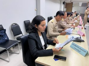 ในวันที่ 23 กุมภาพันธ์ 2569 สถาบันวิจัยและพัฒนา มทร.ธัญบุรี นำโดย ผศ.ดร.ภญ.เอมอร น้ำหอมจันทร์ รองผู้อำนวยการสถาบันวิจัยและพัฒนา เข้าร่วมการประชุมคณะกรรมการจังหวัดและหัวหน้าส่วนราชการประจำจังหวัดนครนายก ครั้งที่ 2/2569 ประจำเดือนกุมภาพันธ์ 2569 ณ ห้องประชุมนางรอง ชั้น 3 ศาลากลางจังหวัดนครนายก การประชุมครั้งนี้จัดขึ้นเพื่อเป็นเวทีในการติดตามความก้าวหน้า หารือแนวทางการดำเนินงานของหน่วยงานภาครัฐในพื้นที่ รวมถึงการบูรณาการความร่วมมือด้านการพัฒนากำลังคน การวิจัย และการพัฒนาศักยภาพเชิงพื้นที่ให้สอดคล้องกับบริบทและความต้องการของ จังหวัดนครนายก อย่างเป็นรูปธรรม อันจะนำไปสู่การยกระดับคุณภาพชีวิตและการพัฒนาจังหวัดอย่างยั่งยืนต่อไป การบูรณาการวิจัยสู่การพัฒนาจังหวัดนครนายกอย่างยั่งยืน (SDGs) การที่สถาบันวิจัยฯ เข้าไปมีส่วนร่วมในเวทีระดับนโยบายของจังหวัด ช่วยขับเคลื่อนยุทธศาสตร์ SDGs ในประเด็นหลัก ดังนี้: 1. SDG 17: ความร่วมมือเพื่อเป้าหมาย (Partnerships for the Goals) นี่คือหัวใจสำคัญของการเข้าร่วมประชุมในครั้งนี้: ความสัมพันธ์เพื่อรองรับเป้าหมาย (Metric 17.2): การบูรณาการความร่วมมือระหว่าง มหาวิทยาลัย (สถาบันการศึกษา) และ ส่วนราชการจังหวัด (ภาครัฐ) เป็นการสร้าง "พันธมิตรเชิงยุทธศาสตร์" (Indicator 17.2.3) เพื่อระดมทรัพยากร ทุนทางปัญญา และงบประมาณมาแก้ไขปัญหาในพื้นที่จังหวัดนครนายกอย่างตรงจุด การทำงานแบบพหุภาคี: มทร.ธัญบุรี ทำหน้าที่เป็นตัวกลางในการนำงานวิจัยและเทคโนโลยีมาสนับสนุนการดำเนินงานของหน่วยงานภาครัฐในพื้นที่ 2. SDG 4: การศึกษาที่มีคุณภาพ (Quality Education) มุ่งเน้นการพัฒนากำลังคน (Human Capital) ของจังหวัด: การพัฒนาทักษะวิชาชีพ (Metric 4.3): การหารือแนวทางการพัฒนากำลังคนร่วมกับหน่วยงานในจังหวัด เป็นการส่งเสริมการเรียนรู้ตลอดชีวิตและการฝึกอบรมทักษะที่สอดคล้องกับความต้องการของตลาดแรงงานในท้องถิ่น เพื่อให้ประชาชนในนครนายกมีโอกาสเข้าถึงงานที่ดีและมั่นคง 3. SDG 16: สันติภาพ ยุติธรรม และสถาบันที่เข้มแข็ง (Strong Institutions) สะท้อนถึงธรรมาภิบาลในการทำงานร่วมกัน: การทำงานเชิงรุกและความโปร่งใส (Metric 16.2): การร่วมประชุมเพื่อติดตามความก้าวหน้าและหารือแนวทางดำเนินงานอย่างต่อเนื่อง แสดงถึงระบบการบริหารจัดการที่มีธรรมาภิบาลและการมีส่วนร่วมจากทุกภาคส่วน (Participatory Management) ทำให้การพัฒนาจังหวัดเป็นไปอย่างมีประสิทธิภาพและตรวจสอบได้