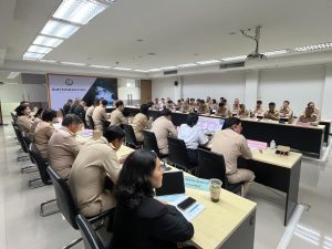 ในวันที่ 23 กุมภาพันธ์ 2569 สถาบันวิจัยและพัฒนา มทร.ธัญบุรี นำโดย ผศ.ดร.ภญ.เอมอร น้ำหอมจันทร์ รองผู้อำนวยการสถาบันวิจัยและพัฒนา เข้าร่วมการประชุมคณะกรรมการจังหวัดและหัวหน้าส่วนราชการประจำจังหวัดนครนายก ครั้งที่ 2/2569 ประจำเดือนกุมภาพันธ์ 2569 ณ ห้องประชุมนางรอง ชั้น 3 ศาลากลางจังหวัดนครนายก การประชุมครั้งนี้จัดขึ้นเพื่อเป็นเวทีในการติดตามความก้าวหน้า หารือแนวทางการดำเนินงานของหน่วยงานภาครัฐในพื้นที่ รวมถึงการบูรณาการความร่วมมือด้านการพัฒนากำลังคน การวิจัย และการพัฒนาศักยภาพเชิงพื้นที่ให้สอดคล้องกับบริบทและความต้องการของ จังหวัดนครนายก อย่างเป็นรูปธรรม อันจะนำไปสู่การยกระดับคุณภาพชีวิตและการพัฒนาจังหวัดอย่างยั่งยืนต่อไป การบูรณาการวิจัยสู่การพัฒนาจังหวัดนครนายกอย่างยั่งยืน (SDGs) การที่สถาบันวิจัยฯ เข้าไปมีส่วนร่วมในเวทีระดับนโยบายของจังหวัด ช่วยขับเคลื่อนยุทธศาสตร์ SDGs ในประเด็นหลัก ดังนี้: 1. SDG 17: ความร่วมมือเพื่อเป้าหมาย (Partnerships for the Goals) นี่คือหัวใจสำคัญของการเข้าร่วมประชุมในครั้งนี้: ความสัมพันธ์เพื่อรองรับเป้าหมาย (Metric 17.2): การบูรณาการความร่วมมือระหว่าง มหาวิทยาลัย (สถาบันการศึกษา) และ ส่วนราชการจังหวัด (ภาครัฐ) เป็นการสร้าง "พันธมิตรเชิงยุทธศาสตร์" (Indicator 17.2.3) เพื่อระดมทรัพยากร ทุนทางปัญญา และงบประมาณมาแก้ไขปัญหาในพื้นที่จังหวัดนครนายกอย่างตรงจุด การทำงานแบบพหุภาคี: มทร.ธัญบุรี ทำหน้าที่เป็นตัวกลางในการนำงานวิจัยและเทคโนโลยีมาสนับสนุนการดำเนินงานของหน่วยงานภาครัฐในพื้นที่ 2. SDG 4: การศึกษาที่มีคุณภาพ (Quality Education) มุ่งเน้นการพัฒนากำลังคน (Human Capital) ของจังหวัด: การพัฒนาทักษะวิชาชีพ (Metric 4.3): การหารือแนวทางการพัฒนากำลังคนร่วมกับหน่วยงานในจังหวัด เป็นการส่งเสริมการเรียนรู้ตลอดชีวิตและการฝึกอบรมทักษะที่สอดคล้องกับความต้องการของตลาดแรงงานในท้องถิ่น เพื่อให้ประชาชนในนครนายกมีโอกาสเข้าถึงงานที่ดีและมั่นคง 3. SDG 16: สันติภาพ ยุติธรรม และสถาบันที่เข้มแข็ง (Strong Institutions) สะท้อนถึงธรรมาภิบาลในการทำงานร่วมกัน: การทำงานเชิงรุกและความโปร่งใส (Metric 16.2): การร่วมประชุมเพื่อติดตามความก้าวหน้าและหารือแนวทางดำเนินงานอย่างต่อเนื่อง แสดงถึงระบบการบริหารจัดการที่มีธรรมาภิบาลและการมีส่วนร่วมจากทุกภาคส่วน (Participatory Management) ทำให้การพัฒนาจังหวัดเป็นไปอย่างมีประสิทธิภาพและตรวจสอบได้